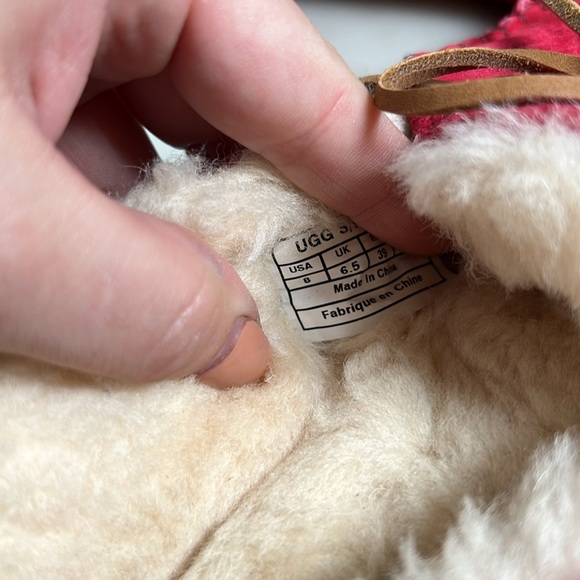 UGG Sheepskin Slippers Shearling Moccasins Red Suede Slip On Loafers Dakota - Picture 11 of 12